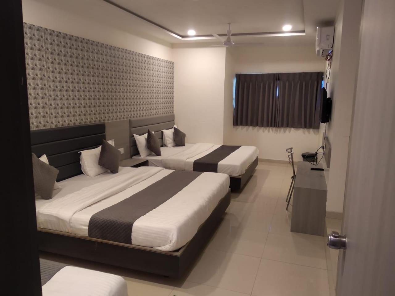 Hotel Selfie Inn อาเมดาบัด ภายนอก รูปภาพ