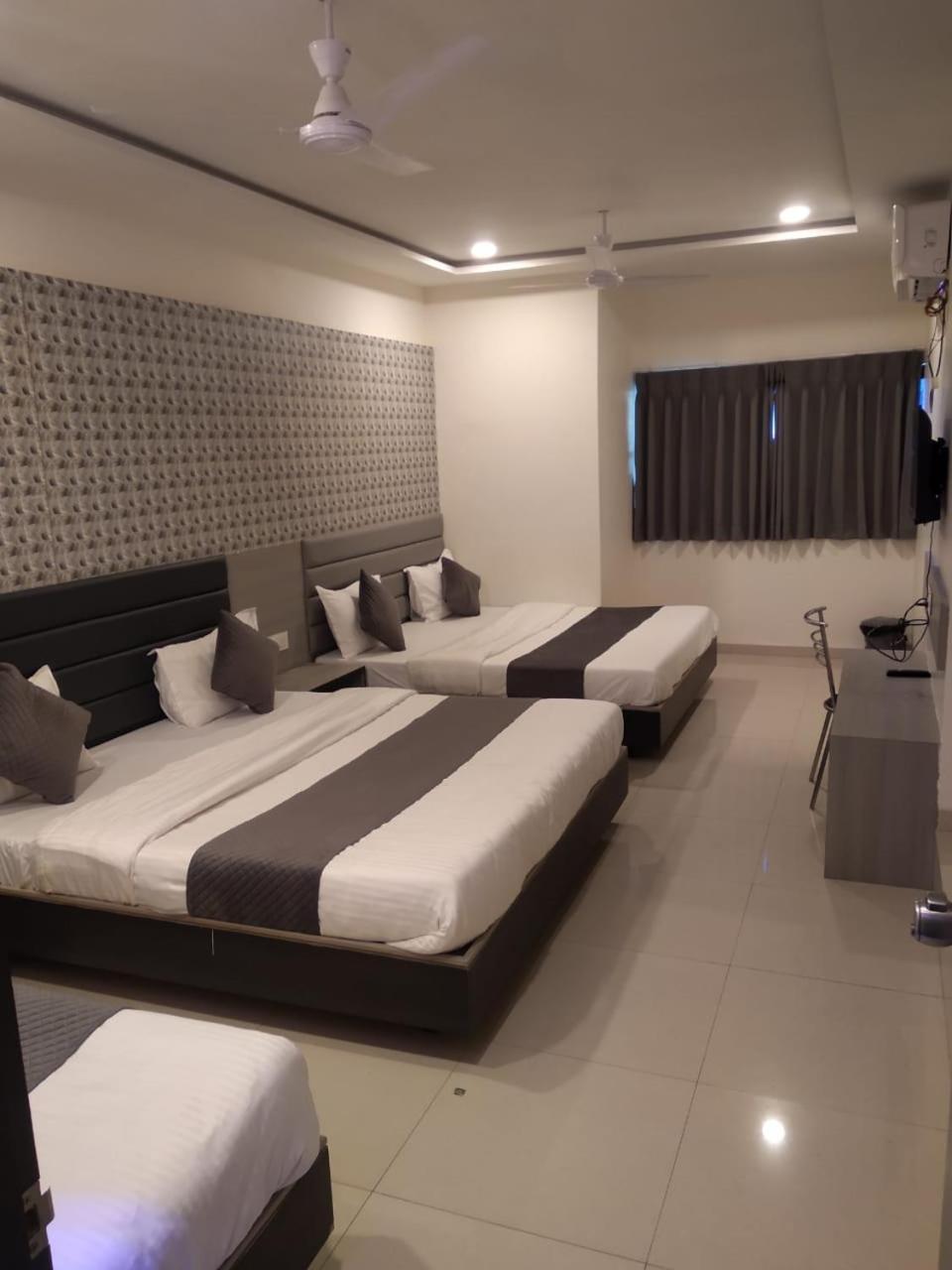 Hotel Selfie Inn อาเมดาบัด ภายนอก รูปภาพ