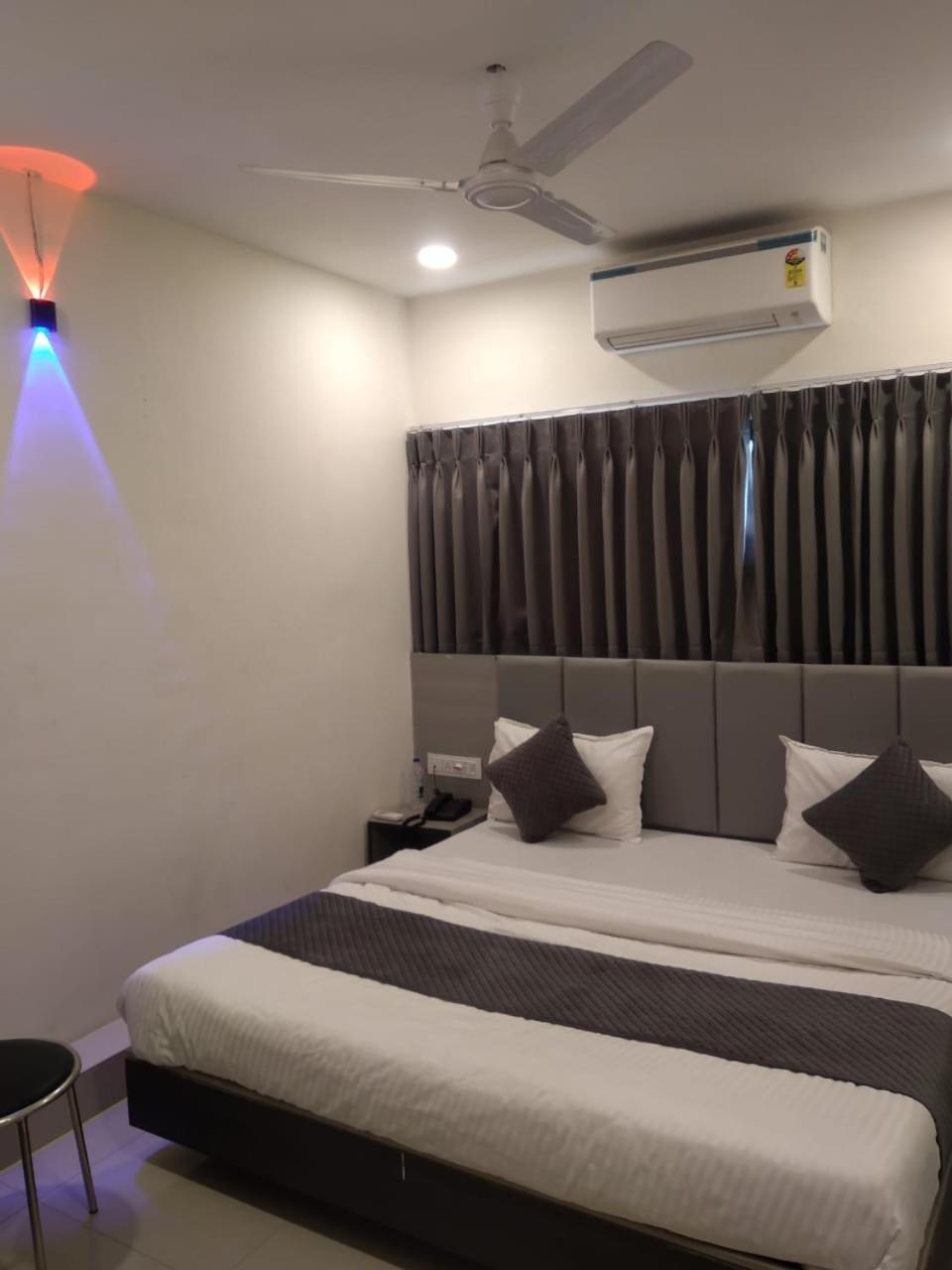Hotel Selfie Inn อาเมดาบัด ภายนอก รูปภาพ