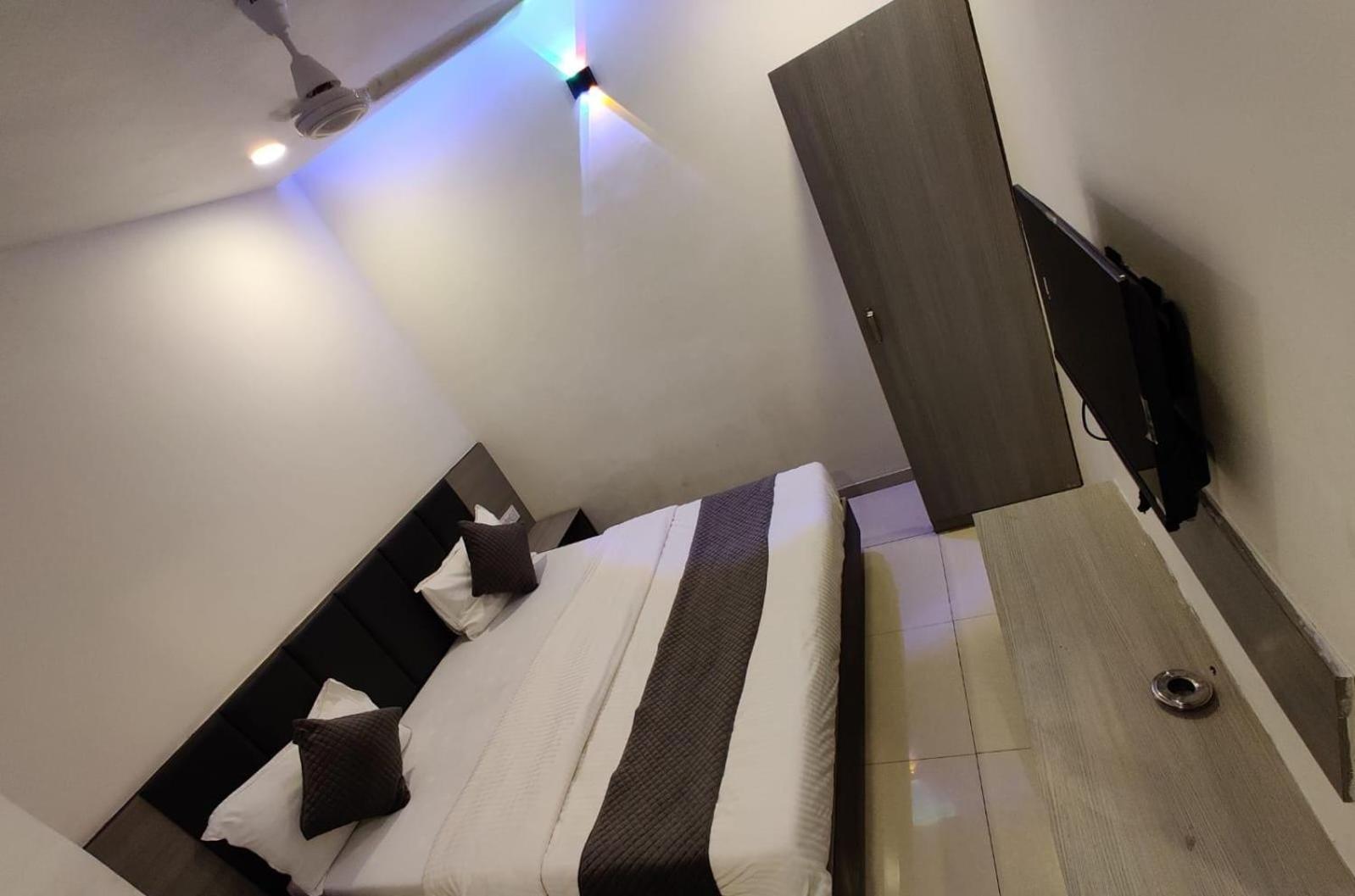 Hotel Selfie Inn อาเมดาบัด ภายนอก รูปภาพ