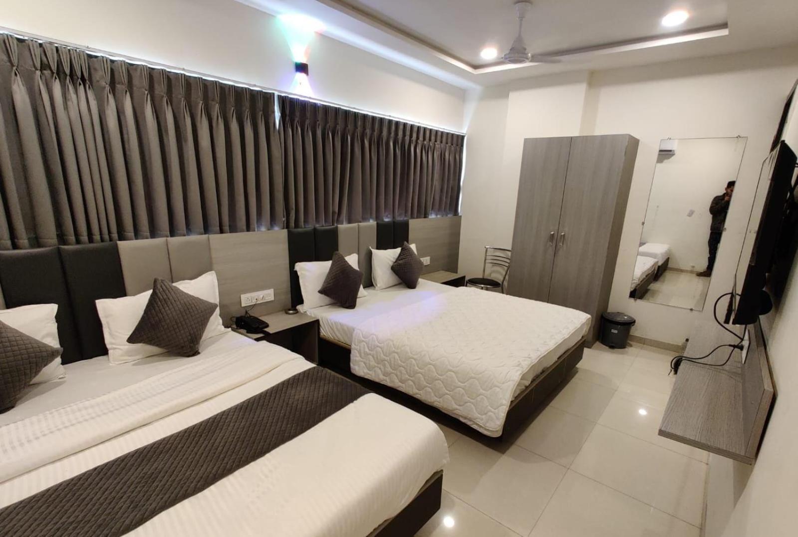 Hotel Selfie Inn อาเมดาบัด ภายนอก รูปภาพ