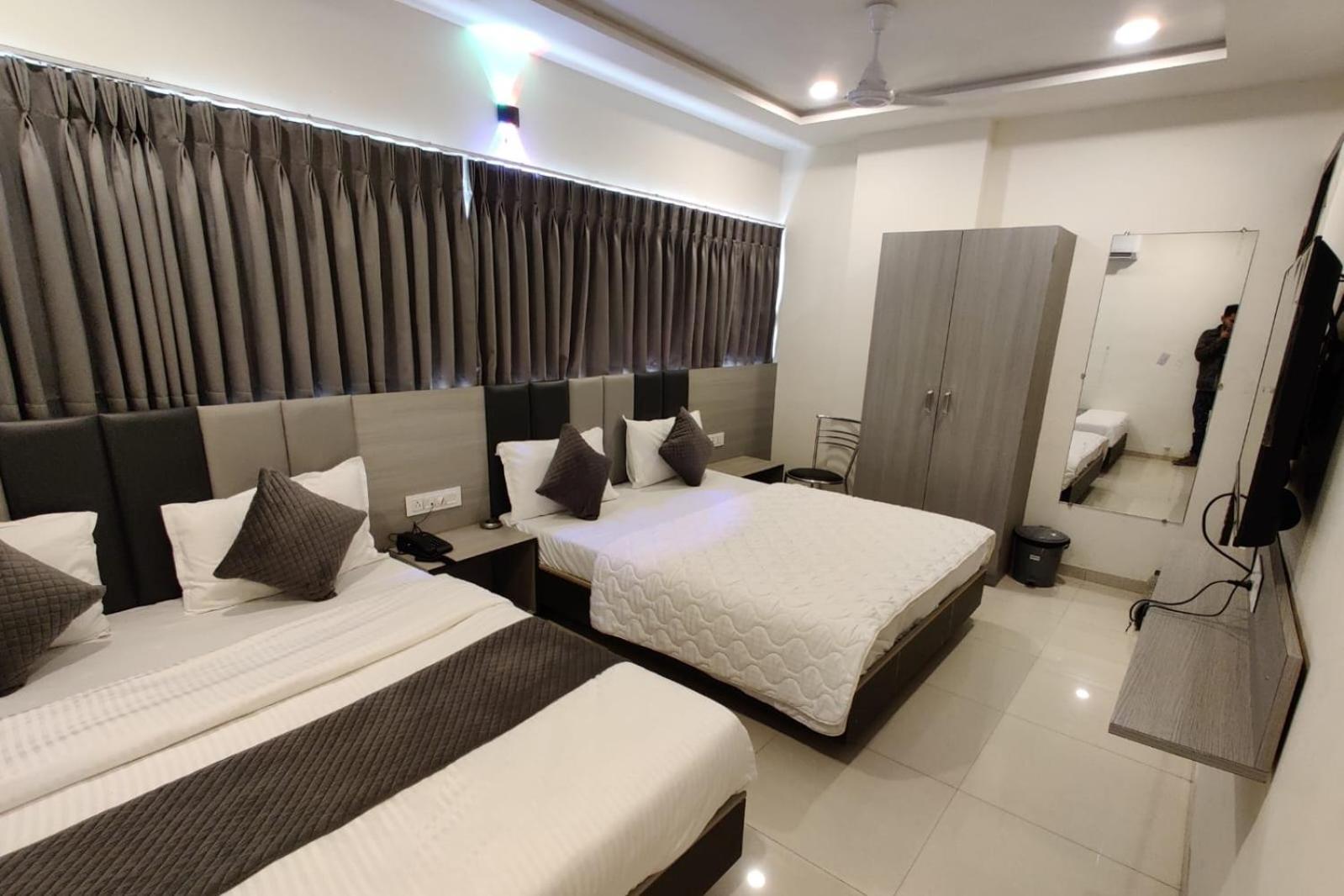 Hotel Selfie Inn อาเมดาบัด ภายนอก รูปภาพ