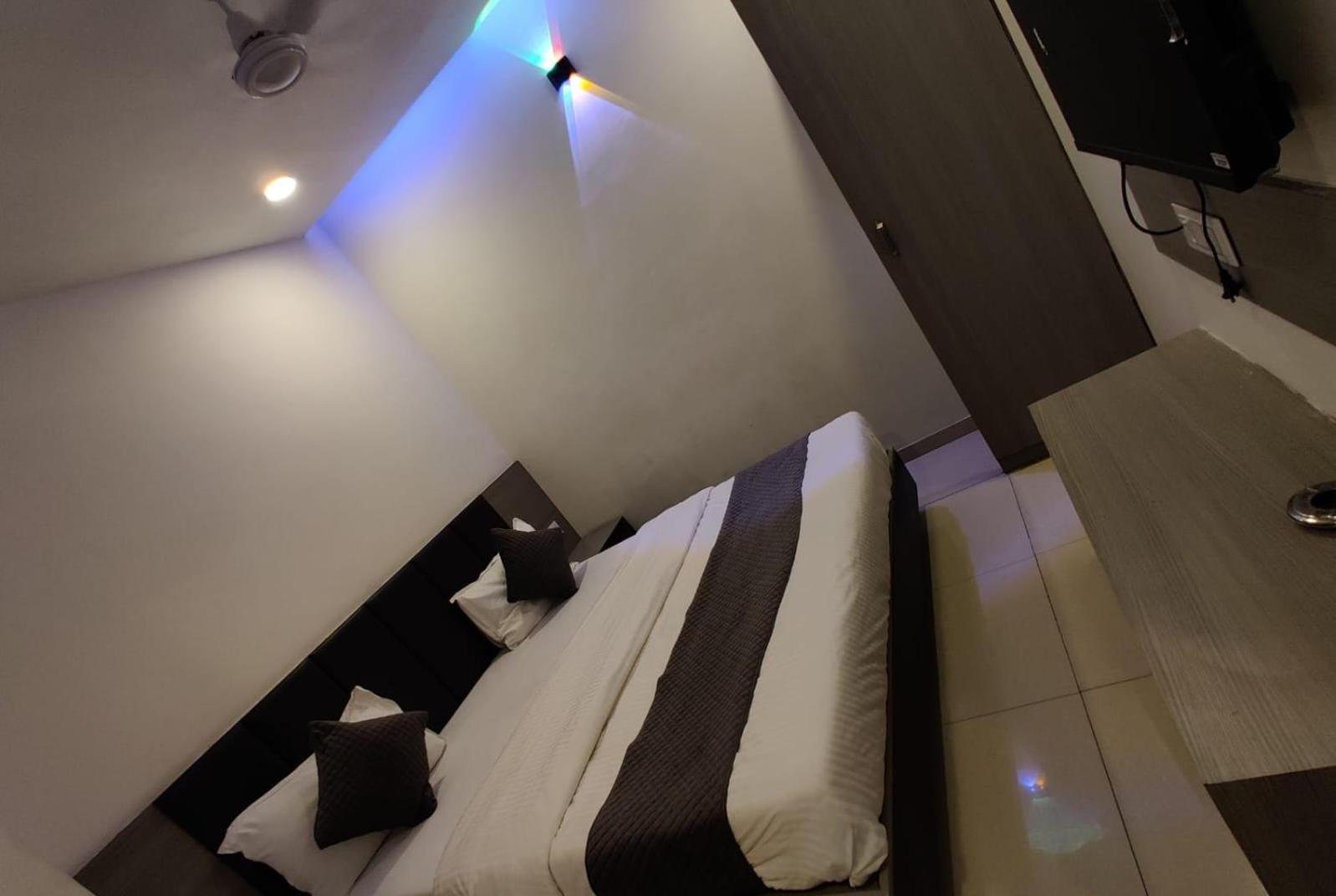 Hotel Selfie Inn อาเมดาบัด ภายนอก รูปภาพ
